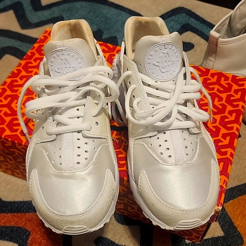 The Nike Air Huarache White Pure Platinum 2021.  No Box